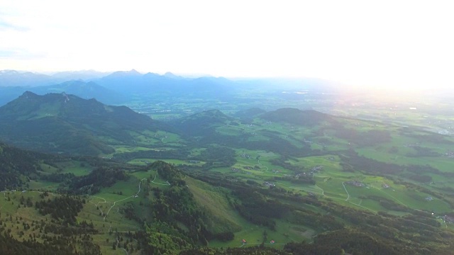 德国，巴伐利亚，巴伐利亚阿尔卑斯山，从Hochries附近的罗森海姆全景。Chiemgau、Simssee Chiemsee视频下载