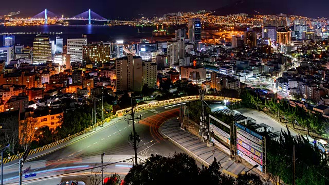 夜晚的三bok路(经过一座山的道路)和Bukhang桥(釜山海港大桥)视频素材