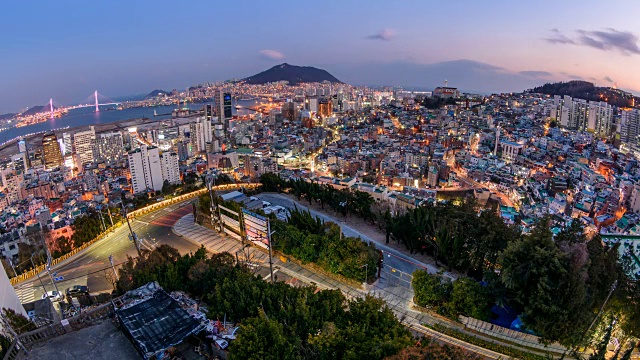 从白天到夜晚的三bok路(通过山的道路)和Bukhang桥(釜山海港大桥)视频素材