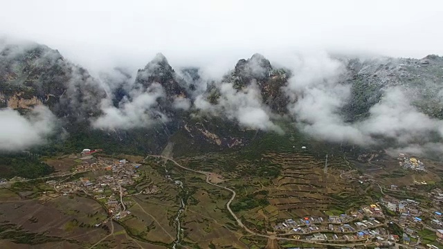 中国甘肃，扎加纳村和山的鸟瞰图视频素材