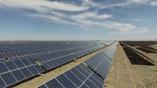 太阳能电池板在野外视频素材