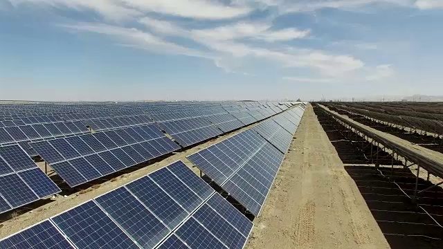 太阳能电池板在野外视频素材