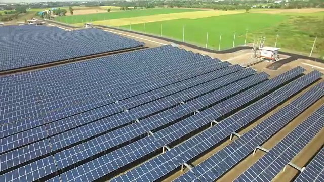 太阳能电池农场鸟瞰图视频素材