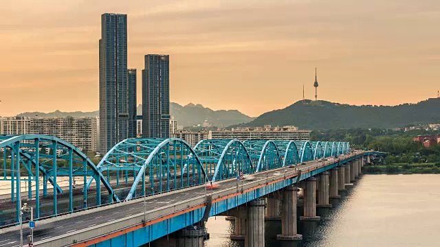 韩国首尔东点桥和汉江上汉城城市天际线的4K时间流逝。视频素材