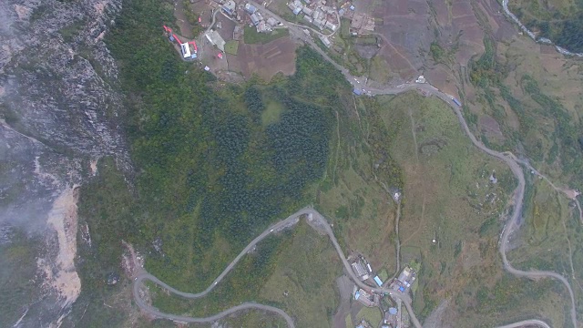 中国甘肃，扎加纳村和山的鸟瞰图视频素材