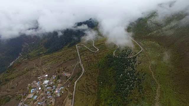 中国甘肃，扎加纳村和山的鸟瞰图视频素材