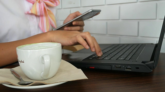 在咖啡店里用电脑工作的女人视频素材