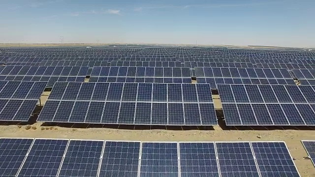 太阳能电池板在野外视频素材