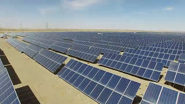 太阳能电池板在野外视频素材