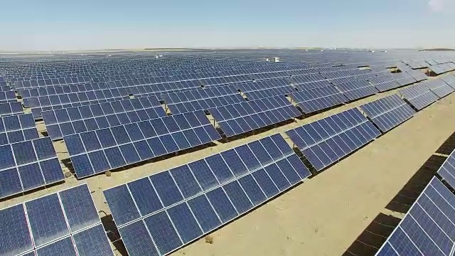 太阳能电池板在野外视频素材