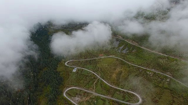 中国甘肃扎加纳蜿蜒山路鸟瞰图视频素材