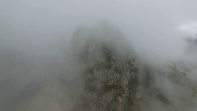 中国甘肃扎加纳山脉的鸟瞰图视频素材