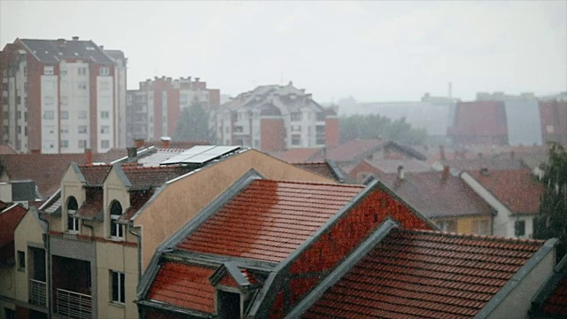 慢镜头:暴风雨中的城市视频素材