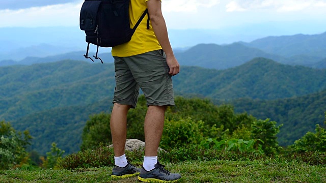 行走在山顶上的徒步旅行者视频素材