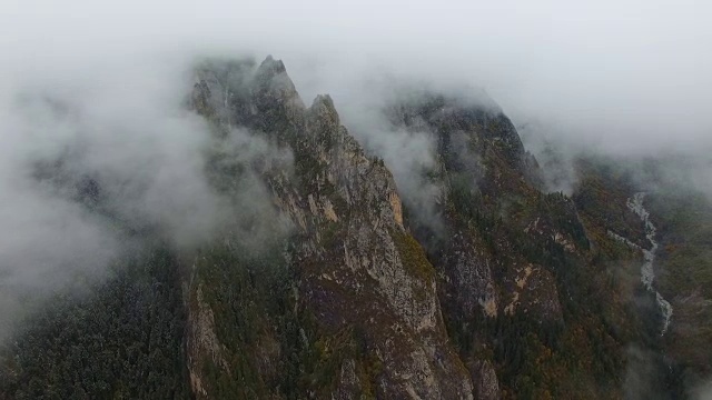 中国甘肃扎加纳山脉的鸟瞰图视频素材