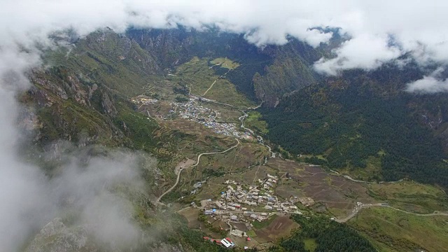 中国甘肃，扎加纳村和山的鸟瞰图视频素材