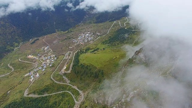 中国甘肃，扎加纳村和山的鸟瞰图视频素材