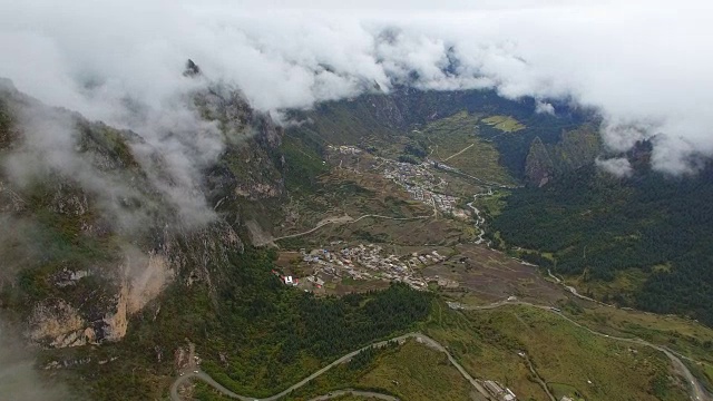 中国甘肃，扎加纳村和山的鸟瞰图视频素材