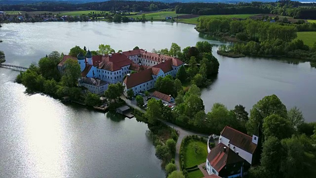 德国巴伐利亚州，上巴伐利亚州，Chiemgau, Seeon修道院，带有St. Walburgis教堂和Old pharmacy House的修道院教堂视频素材