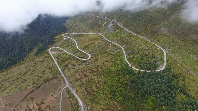 中国甘肃扎加纳蜿蜒山路鸟瞰图视频素材