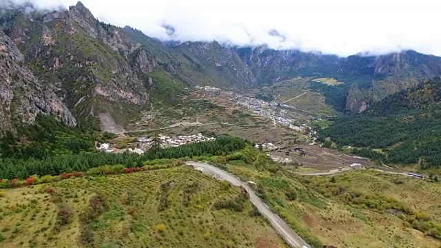 中国甘肃，扎加纳村和山的鸟瞰图视频素材