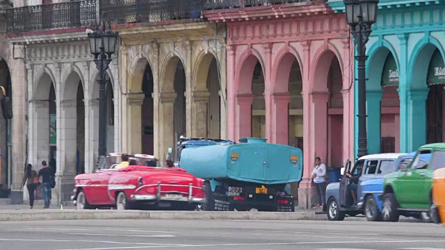 哈瓦那，古巴:殖民建筑，多样化的旧汽车和其他交通工具在这个加勒比岛屿的首都城市的日常生活方式中工作视频素材