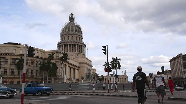 古巴哈瓦那:首都大厦或“Capitolio”，旅游景区的日常生活方式。这座历史建筑正在修缮中。视频素材