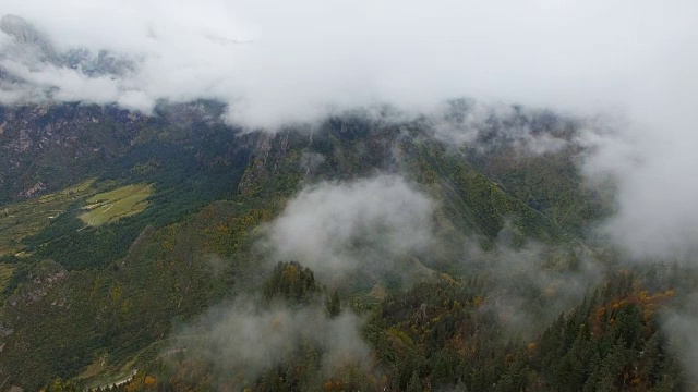 鸟瞰图山地森林与云在Zhagana，甘肃，中国视频素材