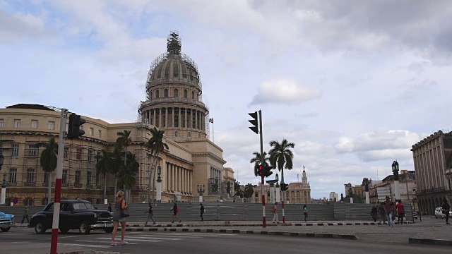 古巴哈瓦那:首都大厦或“Capitolio”，旅游景区的日常生活方式。这座历史建筑正在修缮中。视频素材