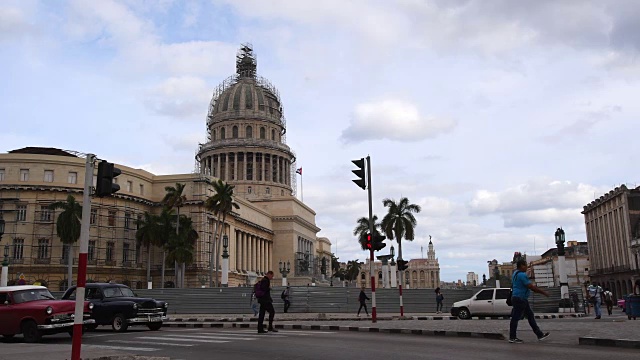 古巴哈瓦那:白天的El Capitolio建筑。在古巴首都著名的地方的日常生活方式和交通视频素材