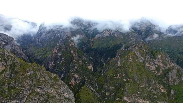 中国甘肃扎加纳山脉的鸟瞰图视频素材