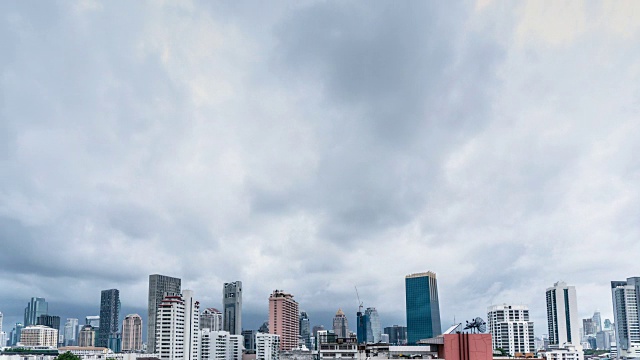 雨前云在城市上空飘过。视频素材