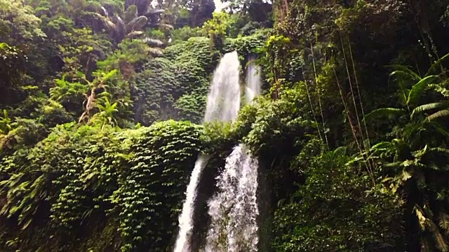 在印度尼西亚的龙目岛旅游度假期间，用智能手机拍摄的慢镜头拍摄了令人惊叹的仙丹吉尔瀑布和丛林森林。视频素材