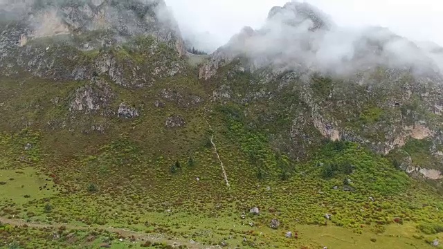 中国甘肃扎加纳山脉的鸟瞰图视频素材