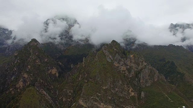 中国甘肃扎加纳山脉的鸟瞰图视频素材