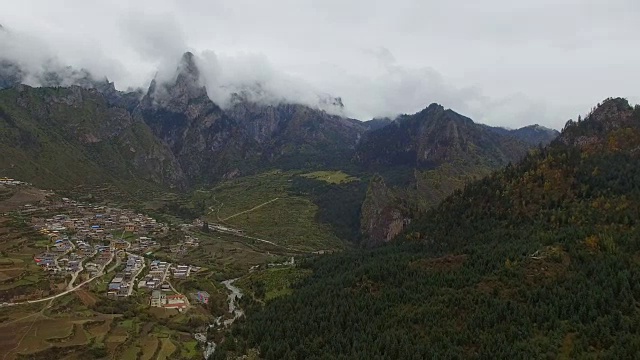 中国甘肃，扎加纳村和山的鸟瞰图视频素材