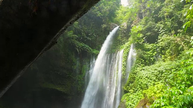 令人惊叹的Tiu Kelep瀑布与丛林森林在龙目岛旅游度假期间在印度尼西亚。视频素材