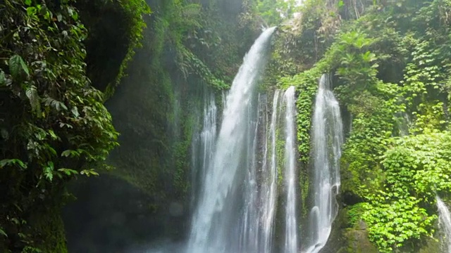 令人惊叹的Tiu Kelep瀑布与丛林森林在龙目岛旅游度假期间在印度尼西亚。视频素材