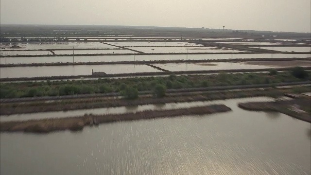 泰国被洪水淹没的平原上空的航拍视频素材