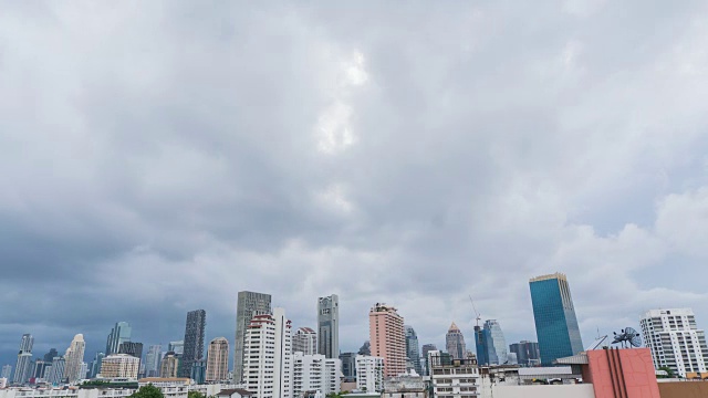 雨前云在城市上空飘过。视频素材