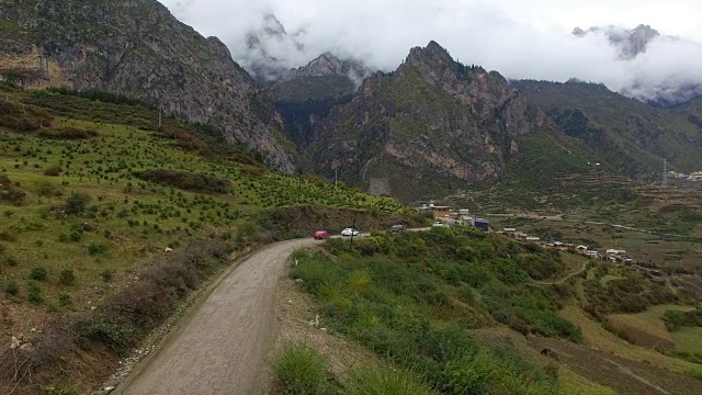 中国甘肃，扎加纳村和山的鸟瞰图视频素材