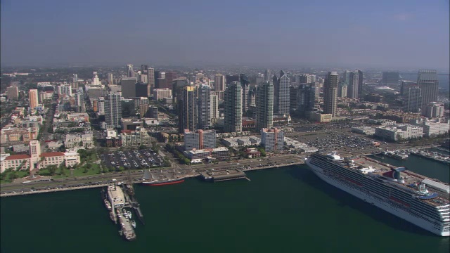 海湾或港口中船只的天线。圣迭戈城市的轮廓线。摩天大楼和高层写字楼或公寓。视频素材