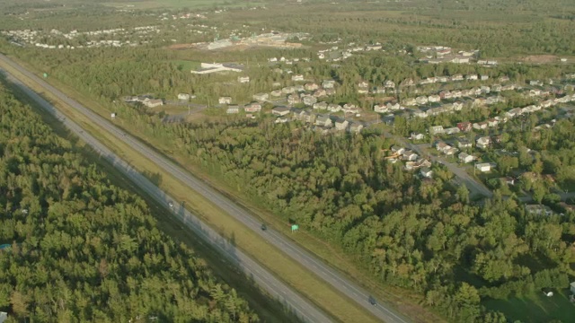 高速公路的架空，穿过郊区或居民区的中产阶级住宅。视频素材