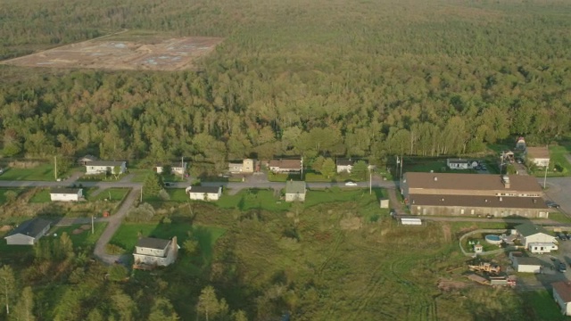 郊区或住宅区中产阶级住宅的天线。视频素材