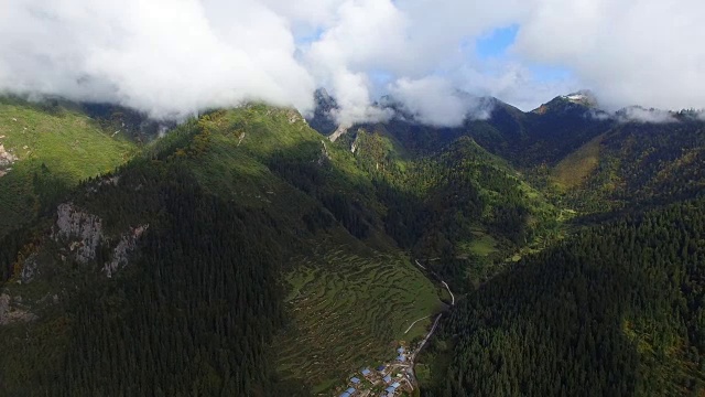 中国甘肃扎加纳山脉的鸟瞰图视频素材