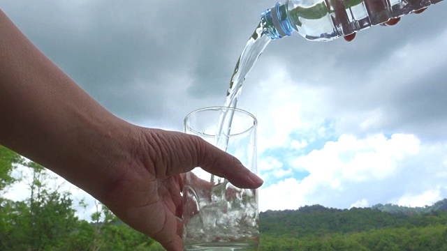 把水倒进自然界视频素材