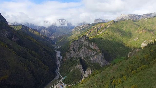 中国甘肃扎加纳山脉的鸟瞰图视频素材