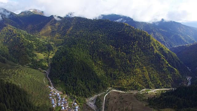 中国甘肃，扎加纳村和山的鸟瞰图视频素材