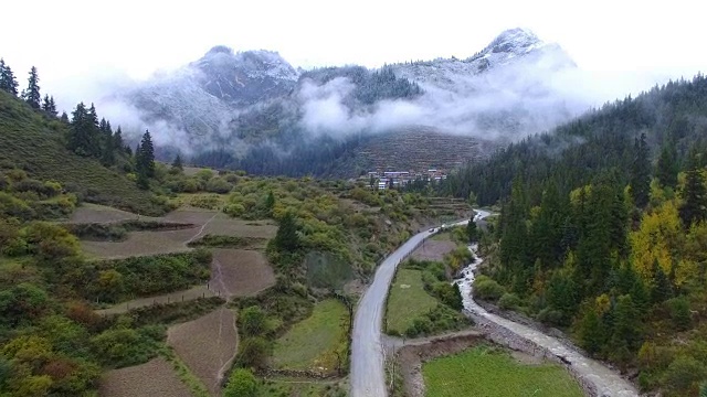 中国甘肃，扎加纳村和山的鸟瞰图视频素材