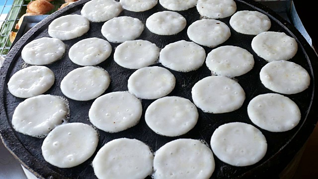 传统的泰国甜品“Kanom Krok”或沙拉比视频素材